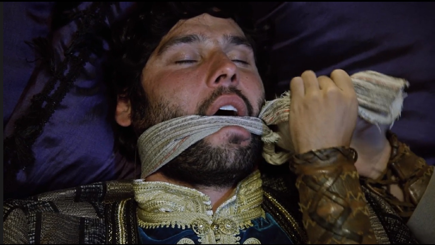 Asher (Dudu Azevedo) sendo amarrado por Lior (Eduardo Mello) para não ir à festa do rei em O Rico e Lázaro