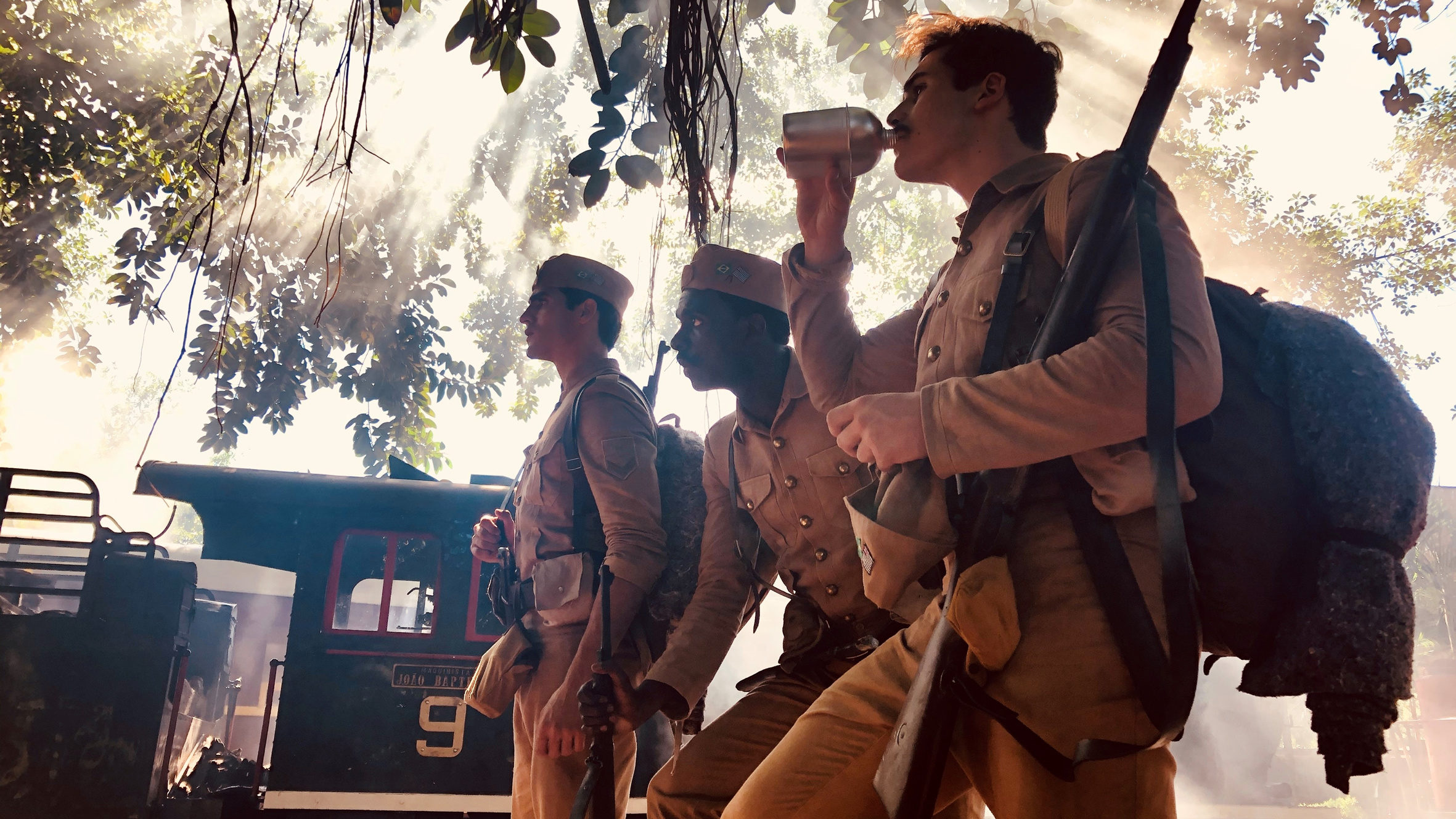 Alfredo (Nicolas Prattes), Lúcio (Jhona Burjack), Tião (Izak Dahora) e Adelaide (Joana de Verona), na guerra