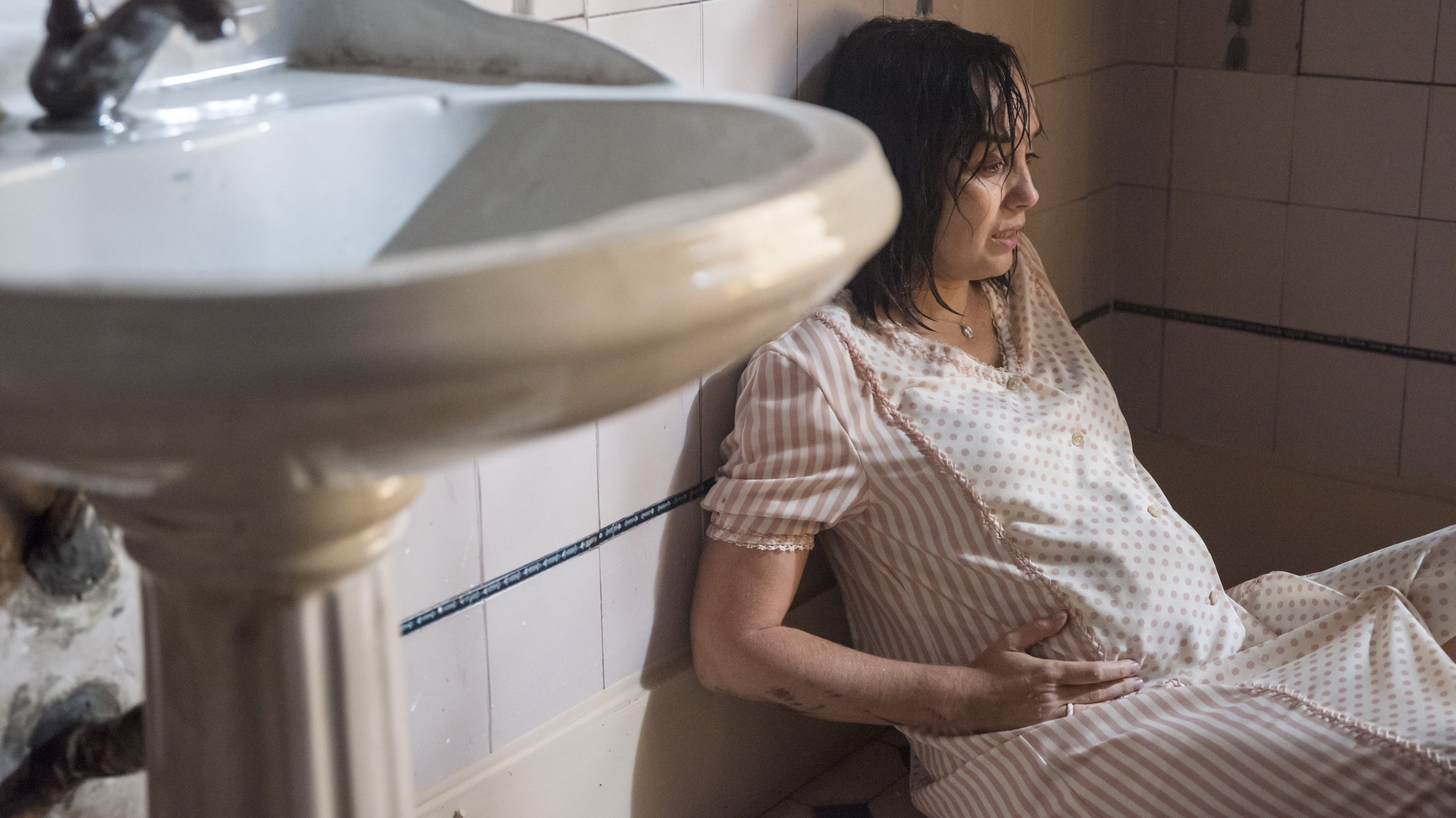 Clotilde (Simone Spoladore) entra em trabalho de parto.