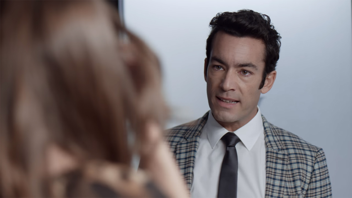 Aura María (Daniela Tapia) e Rick (Aáron Díaz) em Betty, a Feia em NY