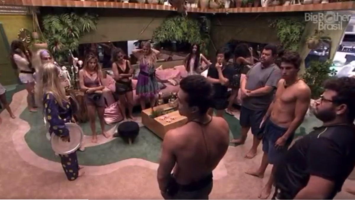 Participantes do BBB20 na sala da casa