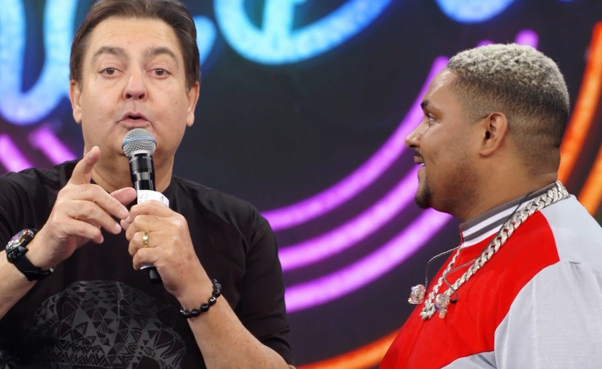 Fausto Silva impede Kevin o Chris de cantar mais uma música no Domingão do Faustão
