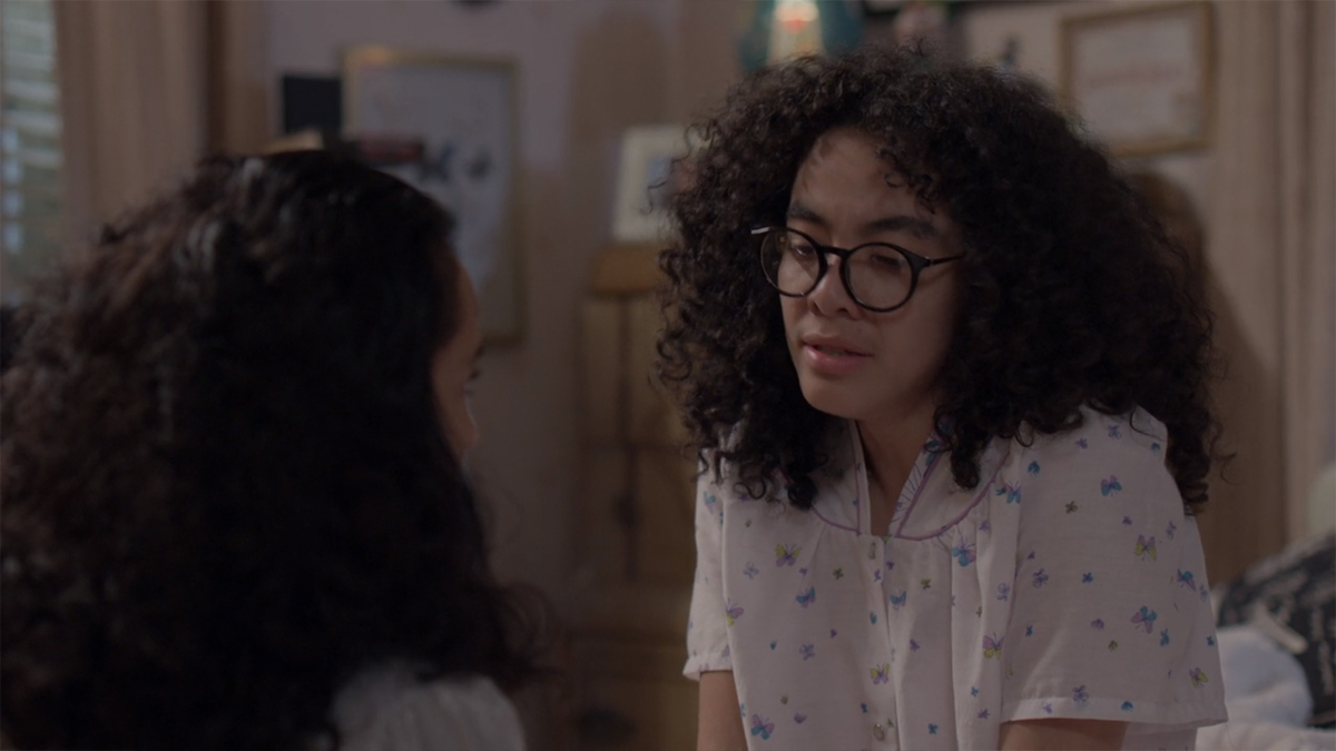 Julia (Alma Delfina) e Betty (Elyfer Torres) em Betty, a Feia em NY
