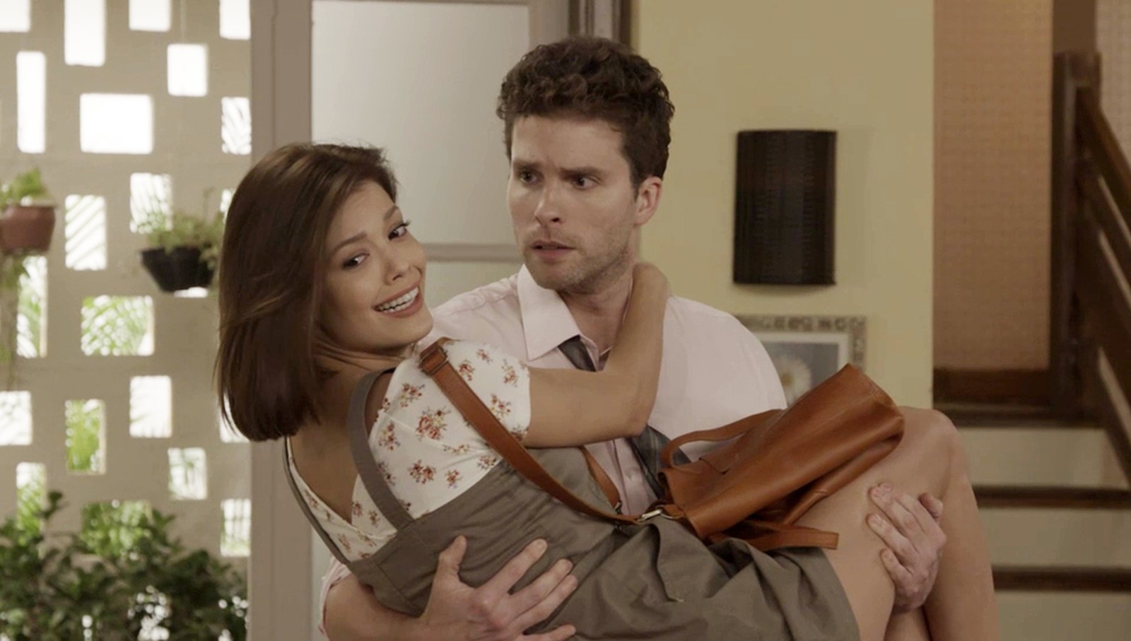 Kyra (Vitória Strada) e Alan (Thiago Fragoso) em Salve-se Quem Puder