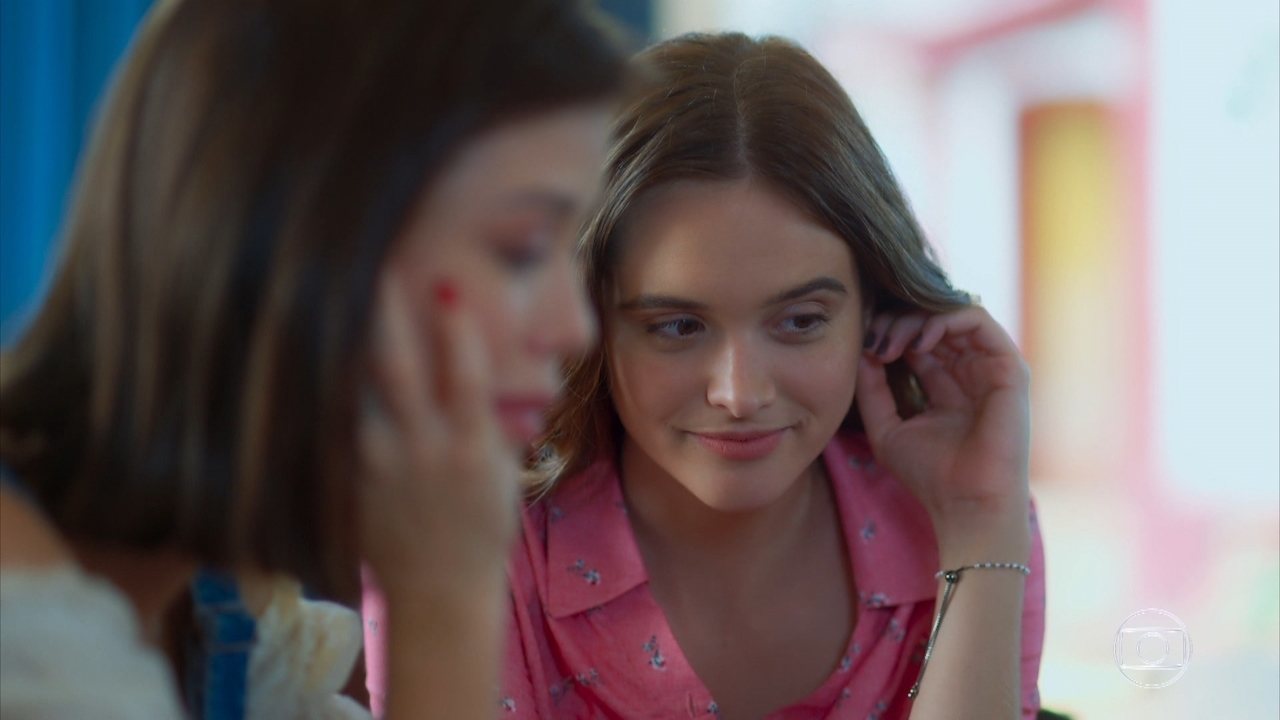 Kyra (Vitória Strada) e Luna (Juliana Paiva) em Salve-se Quem Puder