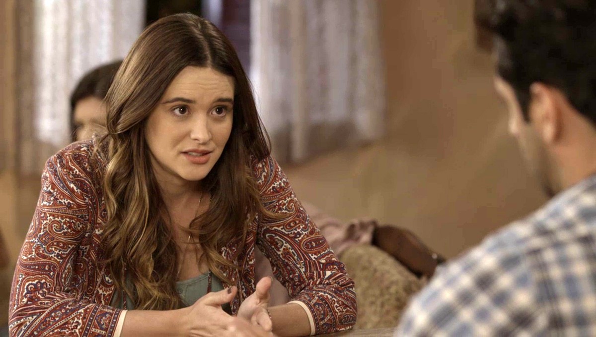 Luna (Juliana Paiva) e Zezinho (João Baldasserini) em Salve-se Quem Puder
