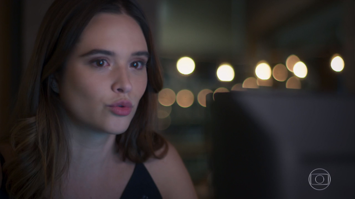 Luna (Juliana Paiva) em Salve-se Quem Puder