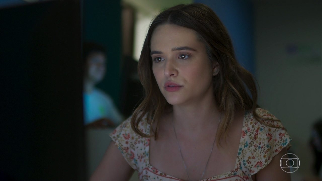 Luna (Juliana Paiva) em Salve-se Quem Puder