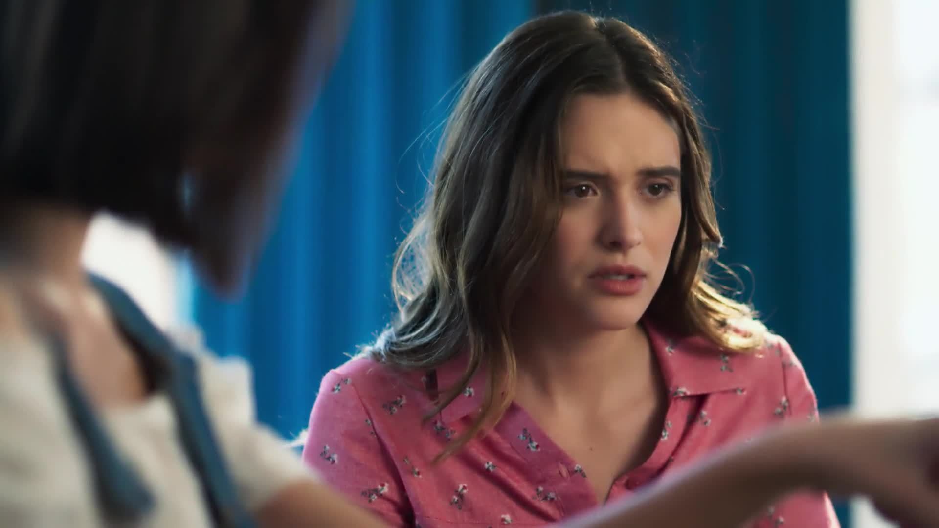 Luna (Juliana Paiva) em Salve-se Quem Puder