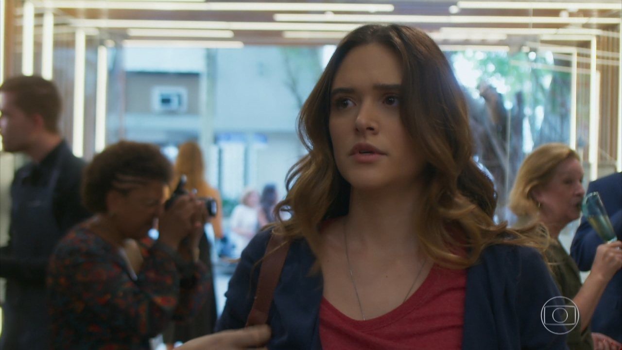 Luna (Juliana Paiva) em Salve-se Quem Puder