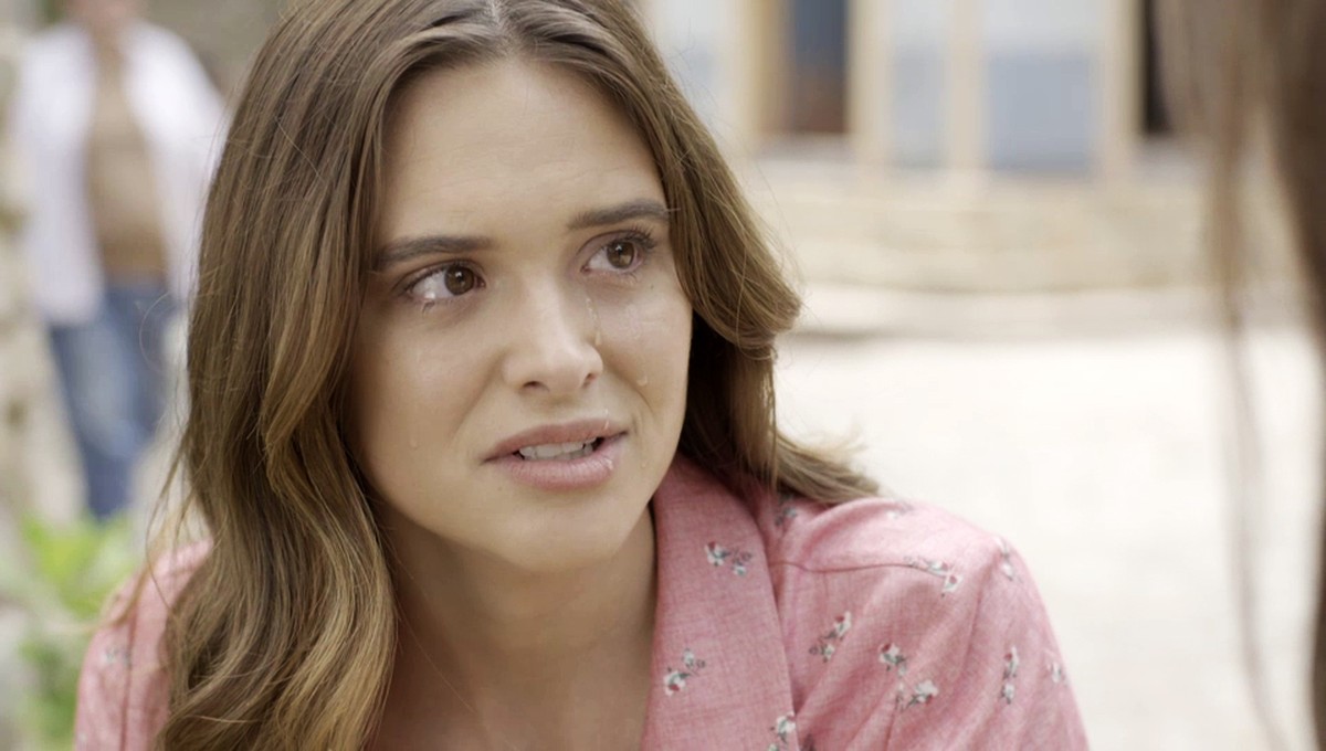 Luna (Juliana Paiva) em Salve-se Quem Puder