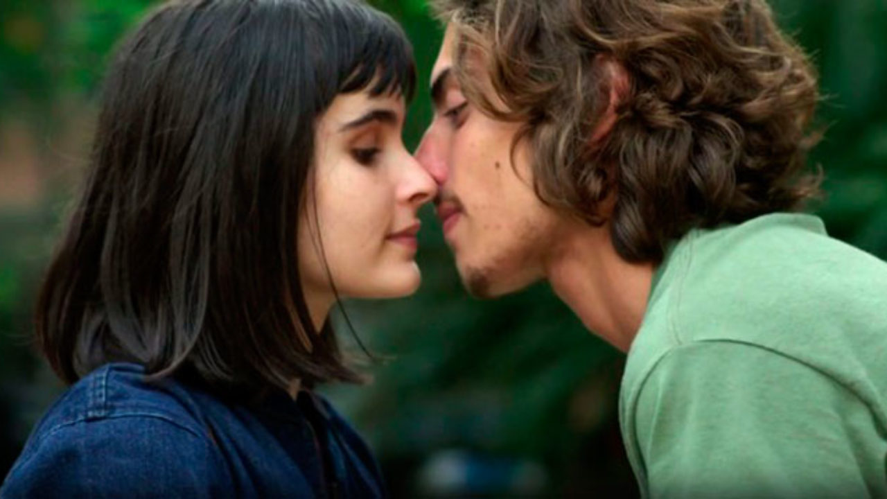 Jaffar Bambirra e Valentina Herszage como Márcio e Bebeth em Pega Pega (Divulgação / Globo)