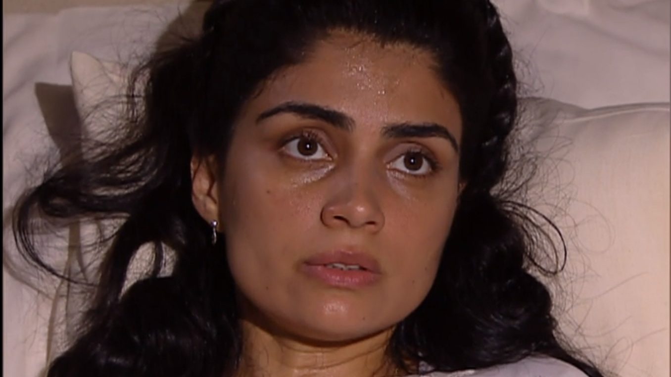 Rosa (Patrícia França) delira após ter sido picada por cobra em A Escrava Isaura