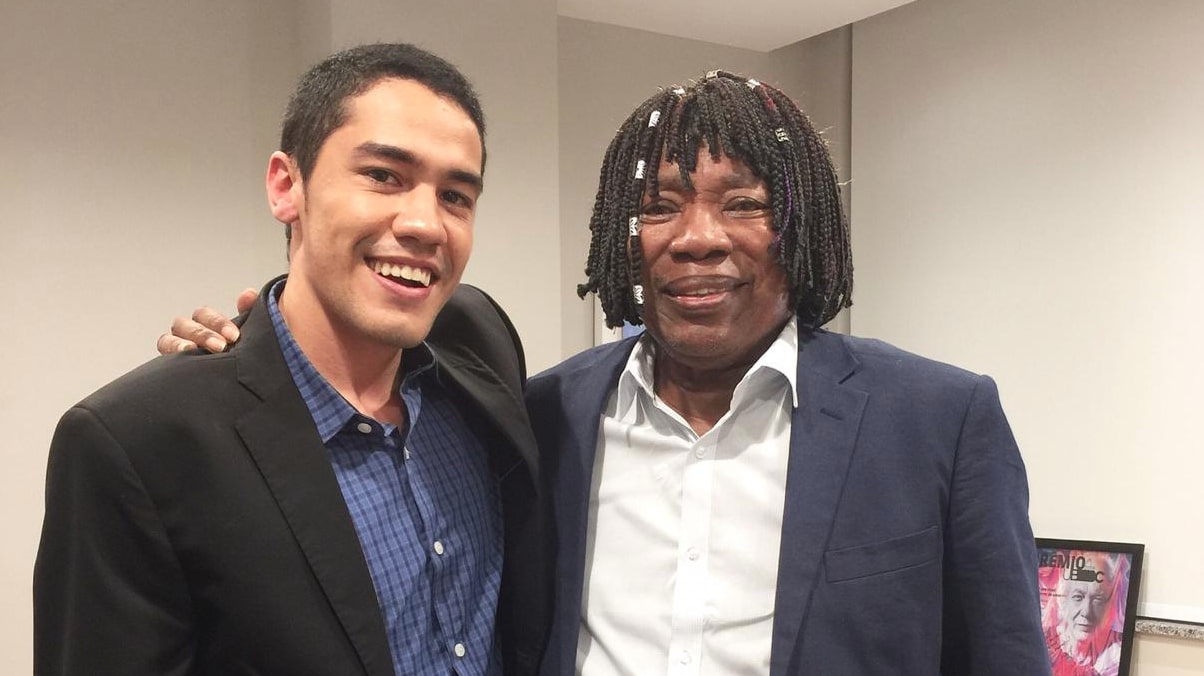 Renan Brites, da Globo News, com Milton Nascimento (Reprodução/Globo News)