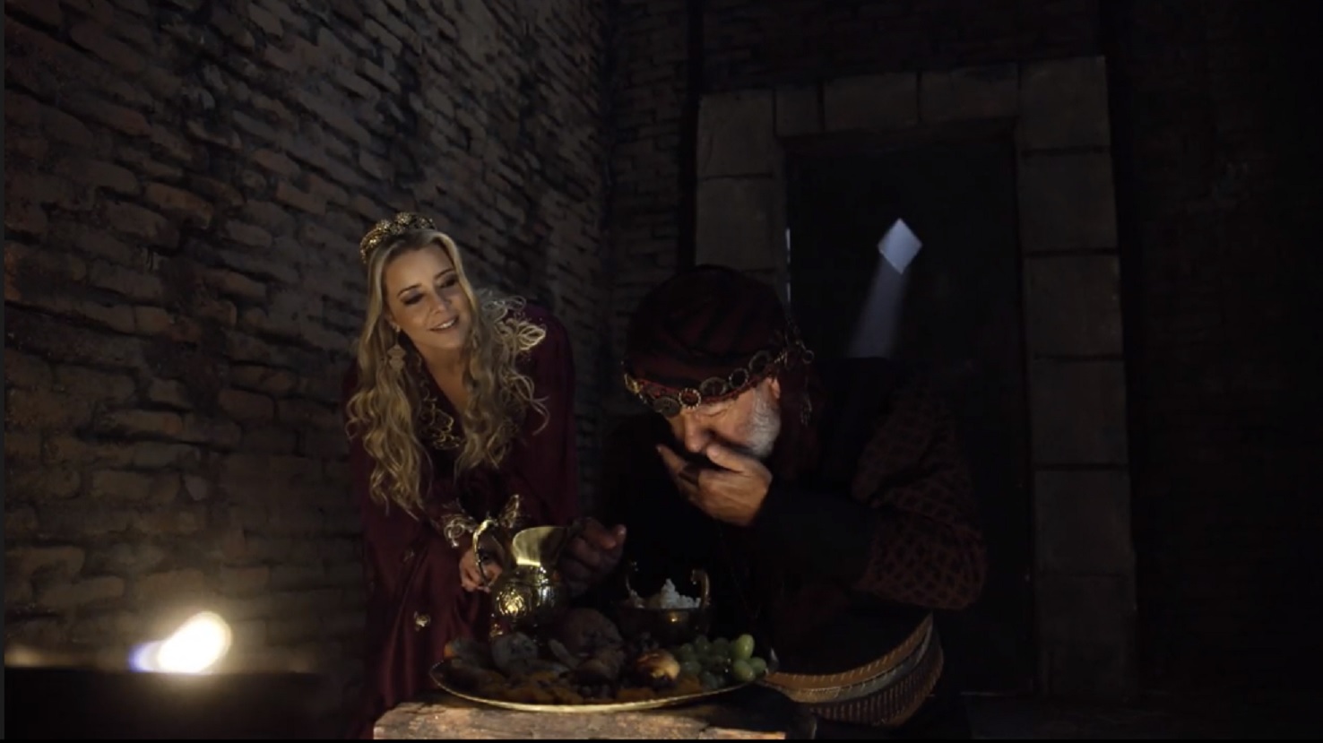 Sammu-Ramat (Christine Fernandes) prepara armadilha para Zabaia (César Pezuolli) em O Rico e Lázaro