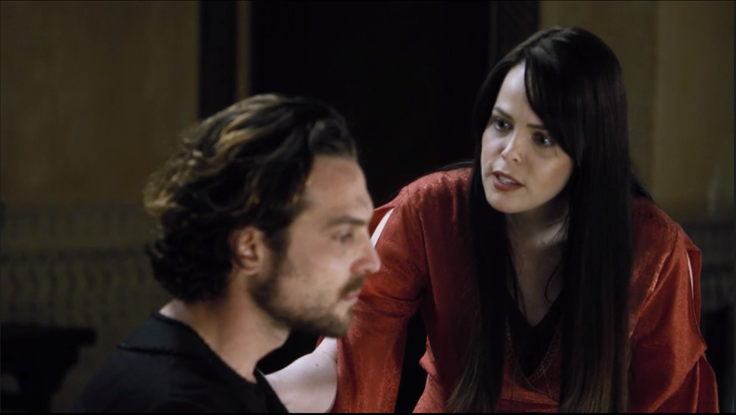 Malca (Mariza Marchetti) discute com Zac (Igor Rickl) em O Rico e Lázaro