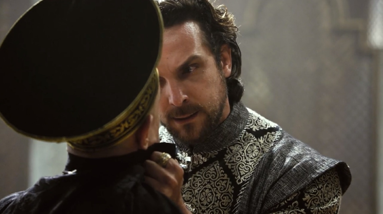 Zac (Igor Rickl) fica furioso com Beroso (Cássio Scapin) em O Rico e Lázaro