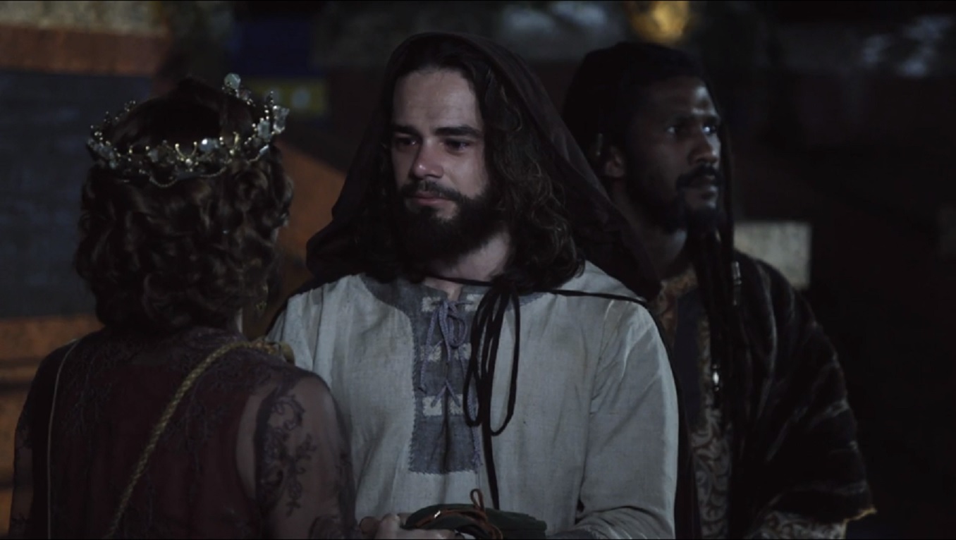 Joaquim (Osmar Silveira) deixando o palácio com a ajuda de Neusta (Vera Zimmerman) e Ebede-Meleque (André Luiz Miranda)