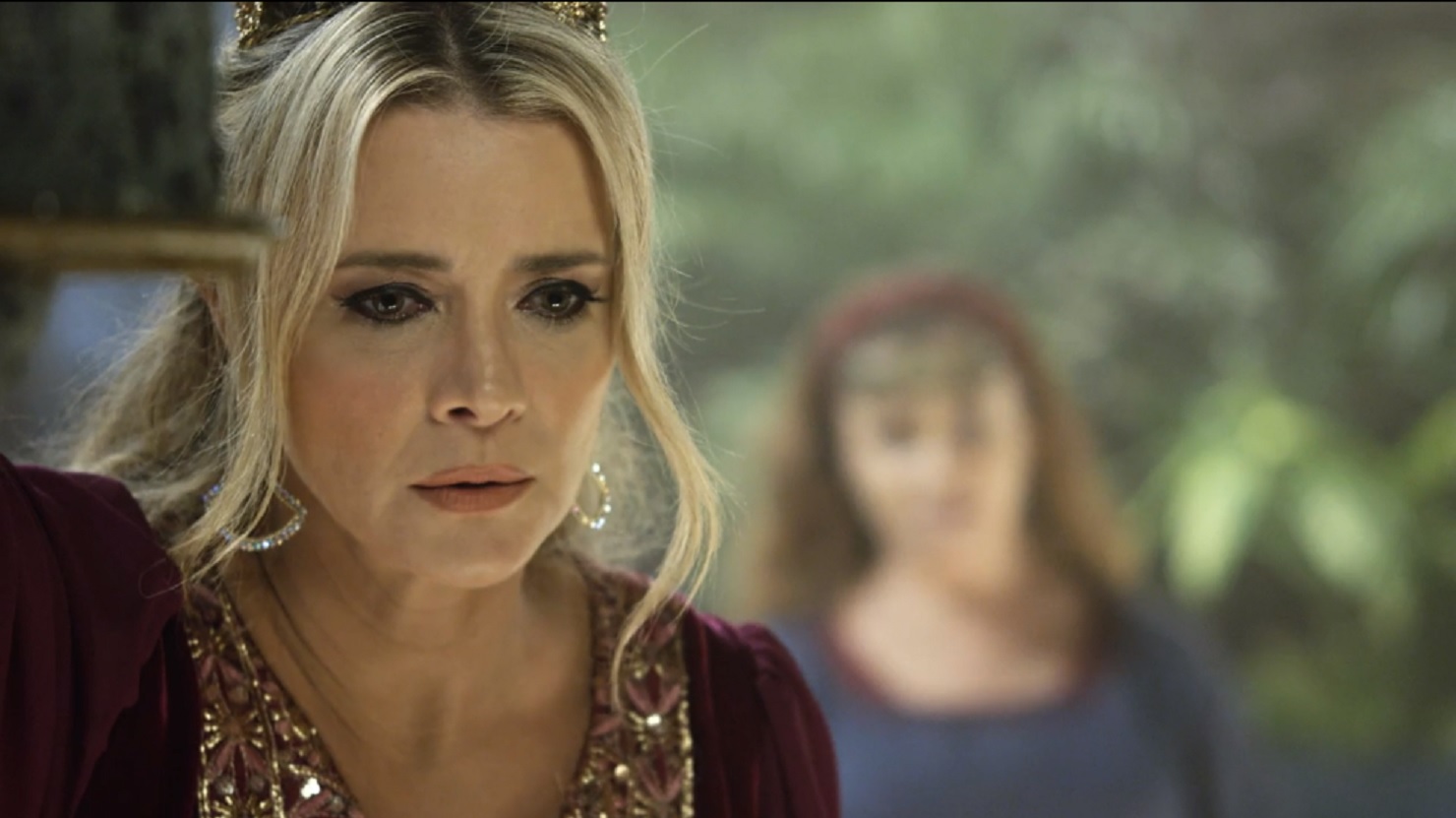 Sammu-Ramat (Christine Fernandes) descobre que seu segredo pode vir à tona em O Rico e Lázaro