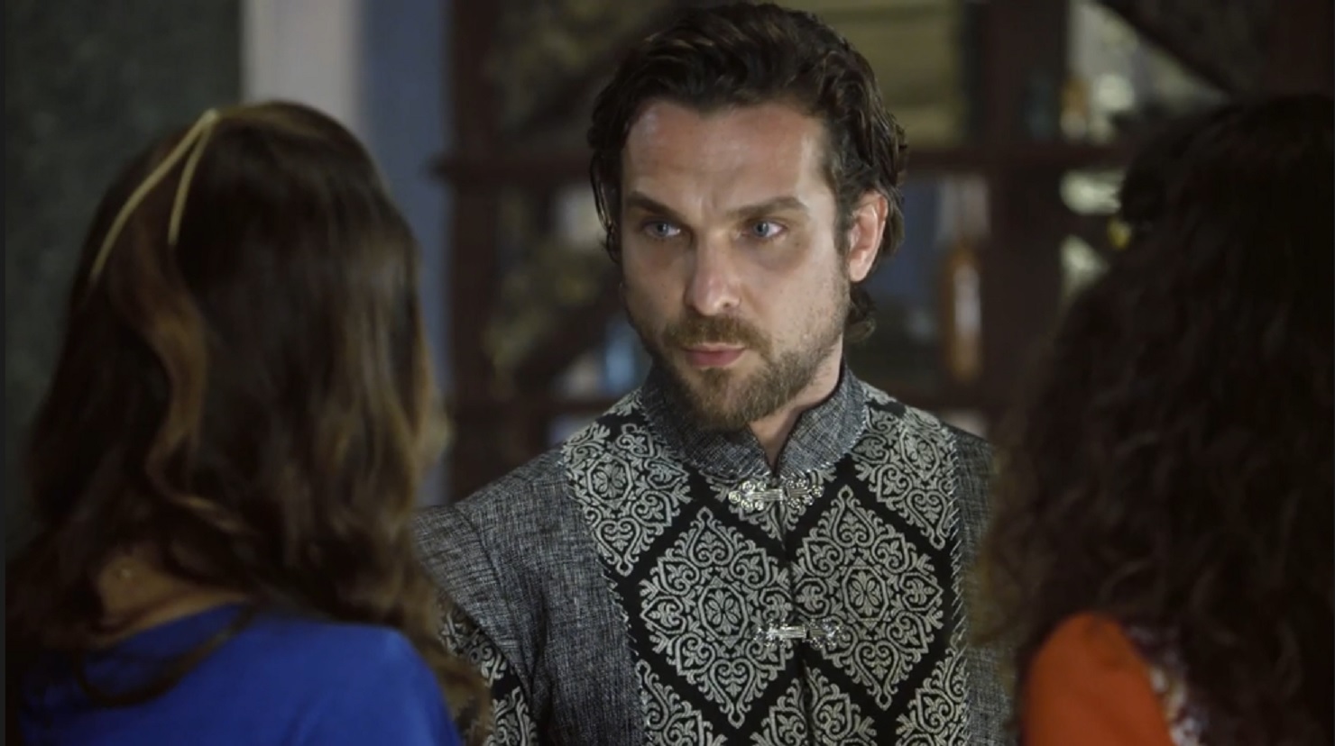 Zac (Igor Rickl) pede desculpas à Joana (Milena Toscano) em O Rico e Lázaro