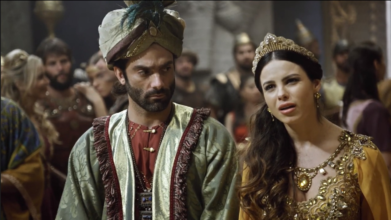 Nabonido (Augusto Garcia) e Nitócris (Stephany Brito) em O Rico e Lázaro