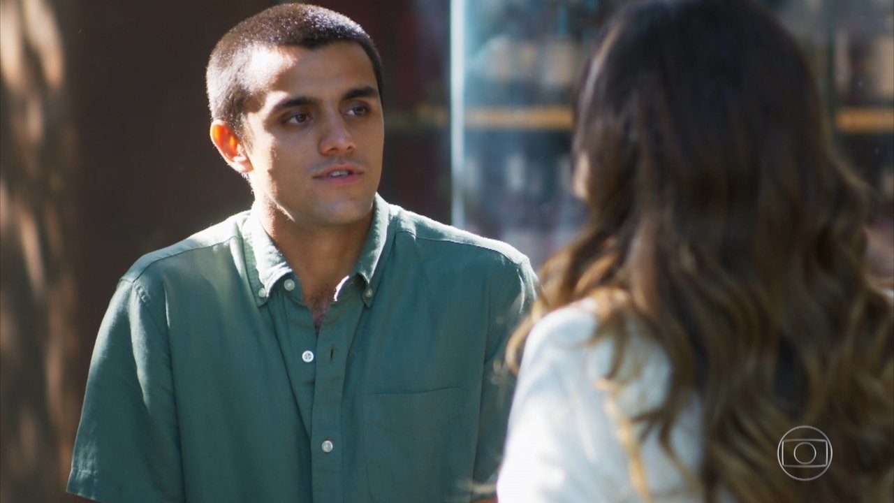 Téo (Felipe Simas) e Luna (Juliana Paiva) em Salve-se Quem Puder
