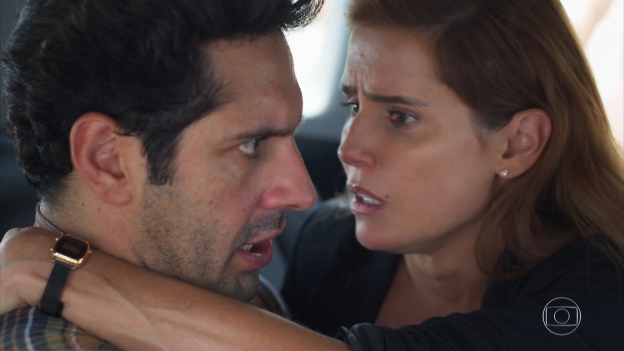 Zezinho (João Baldasserini) e Alexia (Deborah Secco) em Salve-se Quem Puder