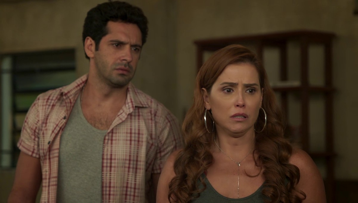 Zezinho (João Baldasserini) e Alexia (Deborah Secco) em Salve-se Quem Puder