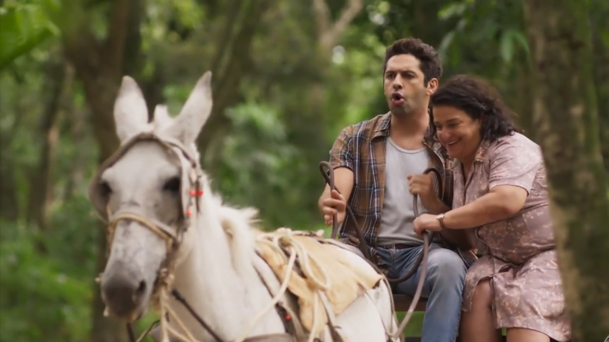 Zezinho (João Baldasserini) e Ermelinda (Grace Gianoukas) em Salve-se Quem Puder