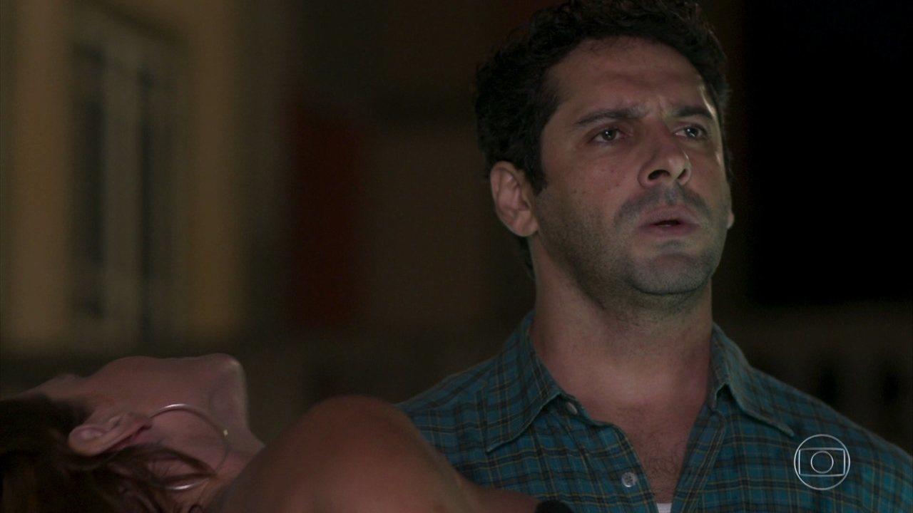 Zezinho (João Baldasserini) e Josimara (Deborah Secco) em Salve-se Quem Puder
