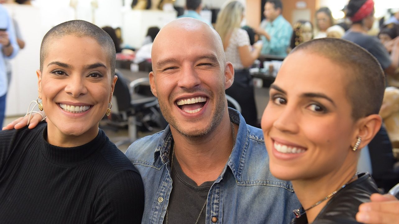 Bianka Fernandes, Nando Rodrigues e Pérola Faria com as cabeças raspadas para atuar em Gênesis
