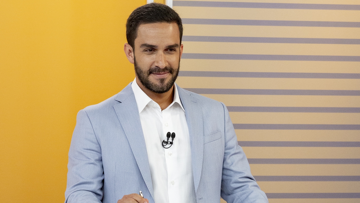 O jornalista João Paulo Vergueiro comanda o 1º Jornal (Divulgação: Kelly Fuzaro/Band)