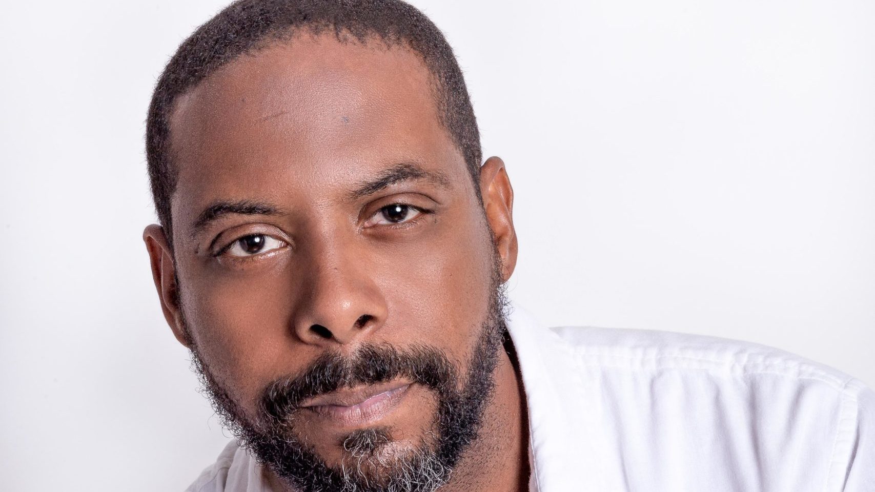 O ator André Ramiro (Júlia Gama)