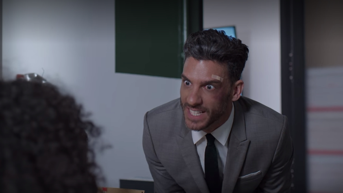 Armando briga com Betty após suspeita de quebra de sigilo (Reprodução: Netflix)