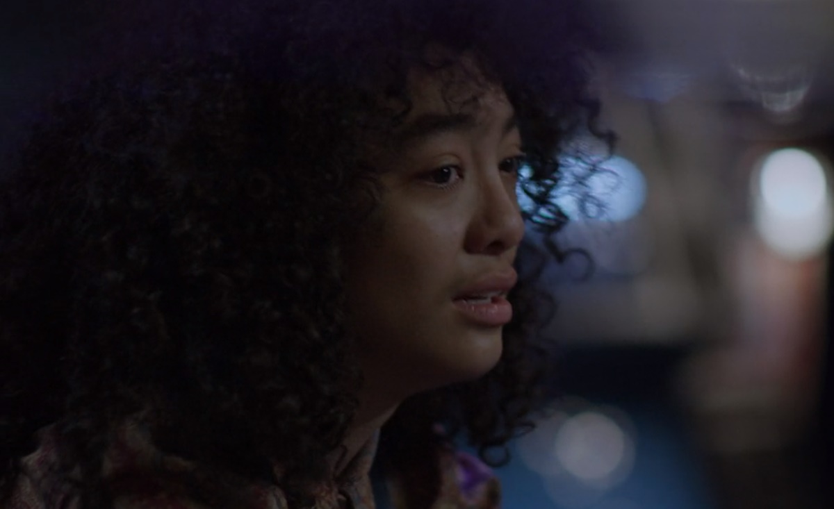 Betty é deixada sozinha em encontro marcado com Armando (Reprodução: Netflix)
