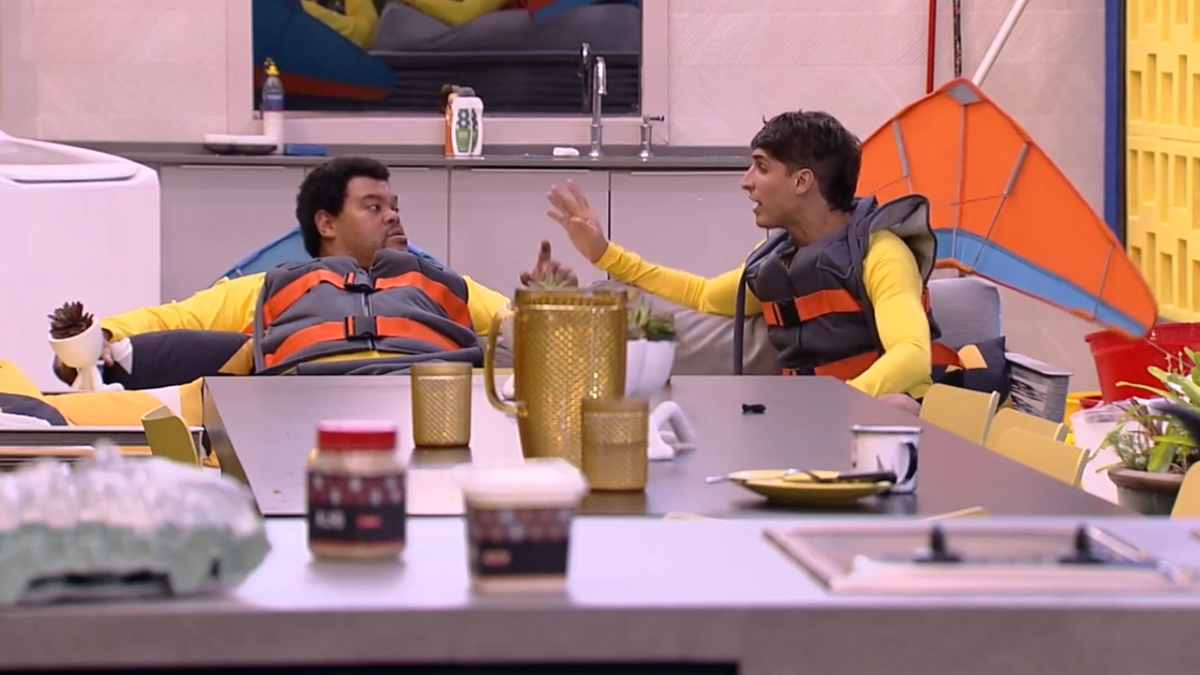 Babu e Felipe Prior na área externa do BBB20