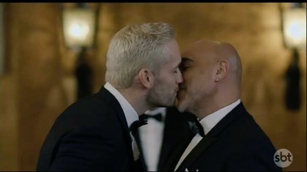 Fabio (Mauricio Henao) e Hugo (Héctor Suárez Gomis) se beijam em Betty a Feia em NY (Reprodução: SBT)