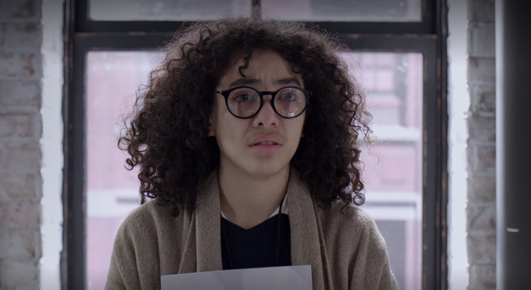Betty sofre por amor (Reprodução: Netflix)