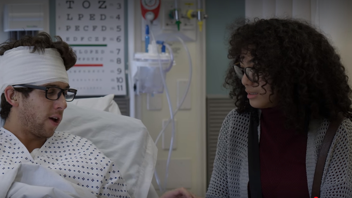 Betty presta apoio a Nícolas e levanta suspeitas (Reprodução: Netflix)