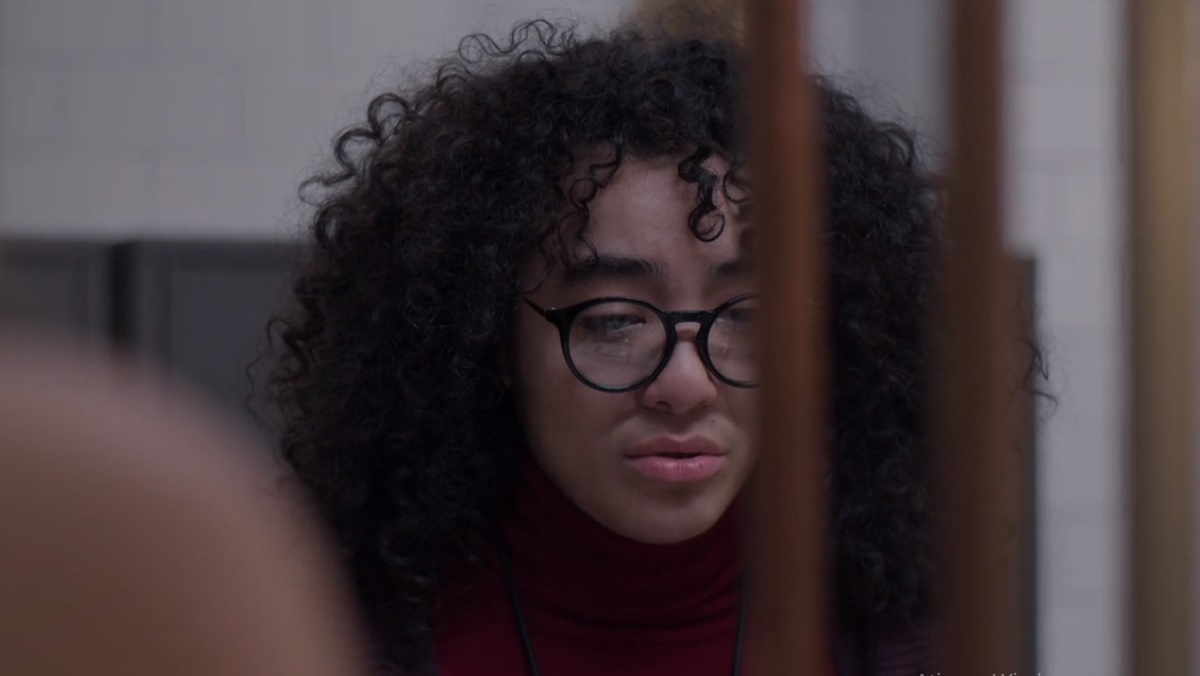 Betty é humilhada na frente de todos na V&M (Reprodução: Netflix)