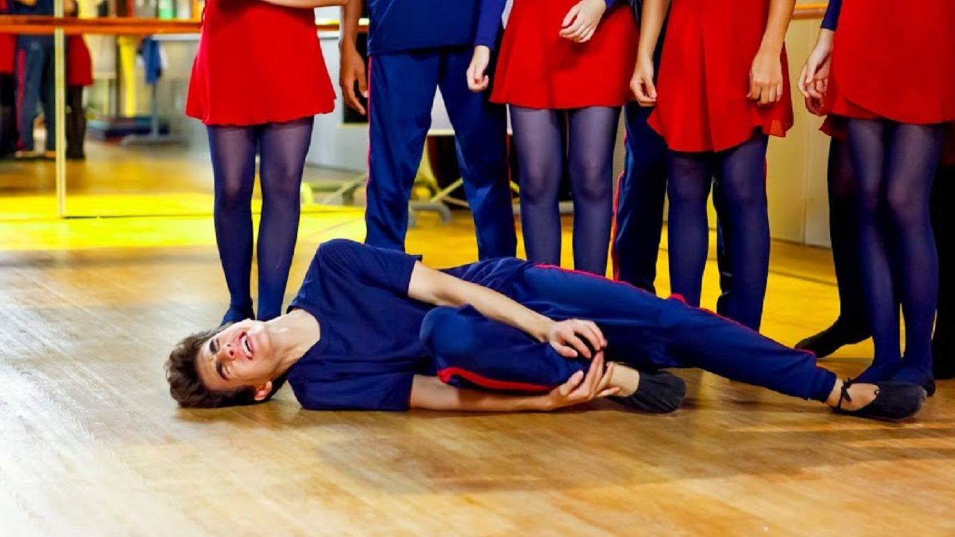 Eric (Lucas Burgatti) se machuca durante ensaio em As Aventuras de Poliana