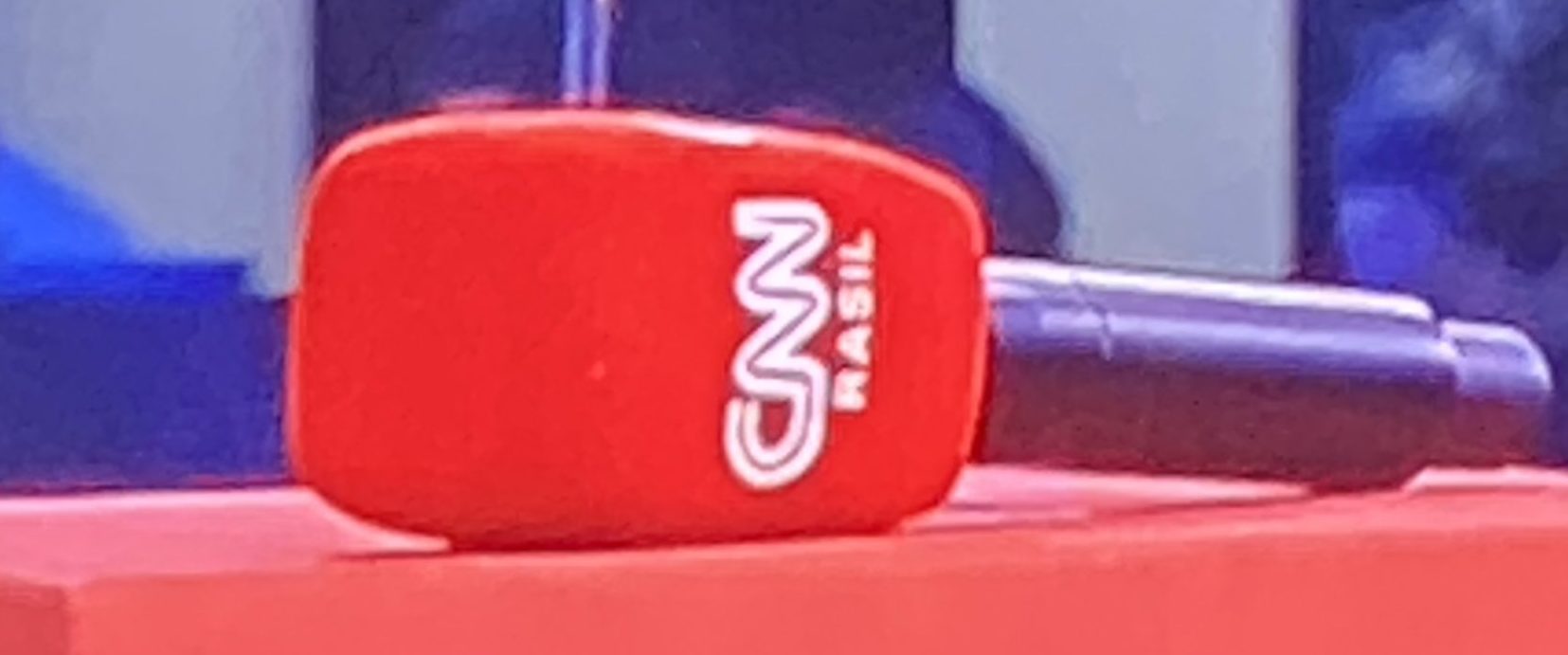 Microfone da CNN Brasil apresenta gafe durante estreia