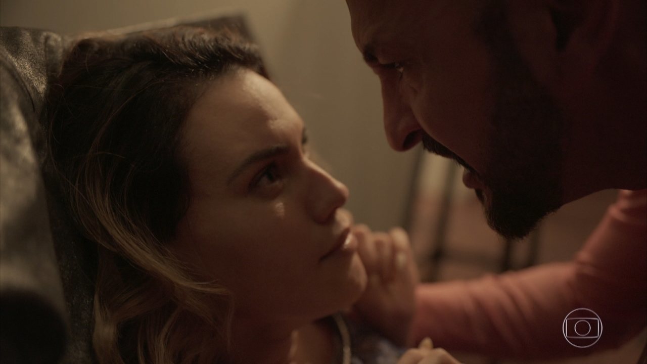Estela (Letícia Lima) e Álvaro (Irandhir Santos) em Amor de Mãe