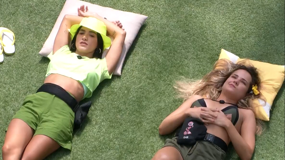Gabi e Manu no gramado do Big Brother
