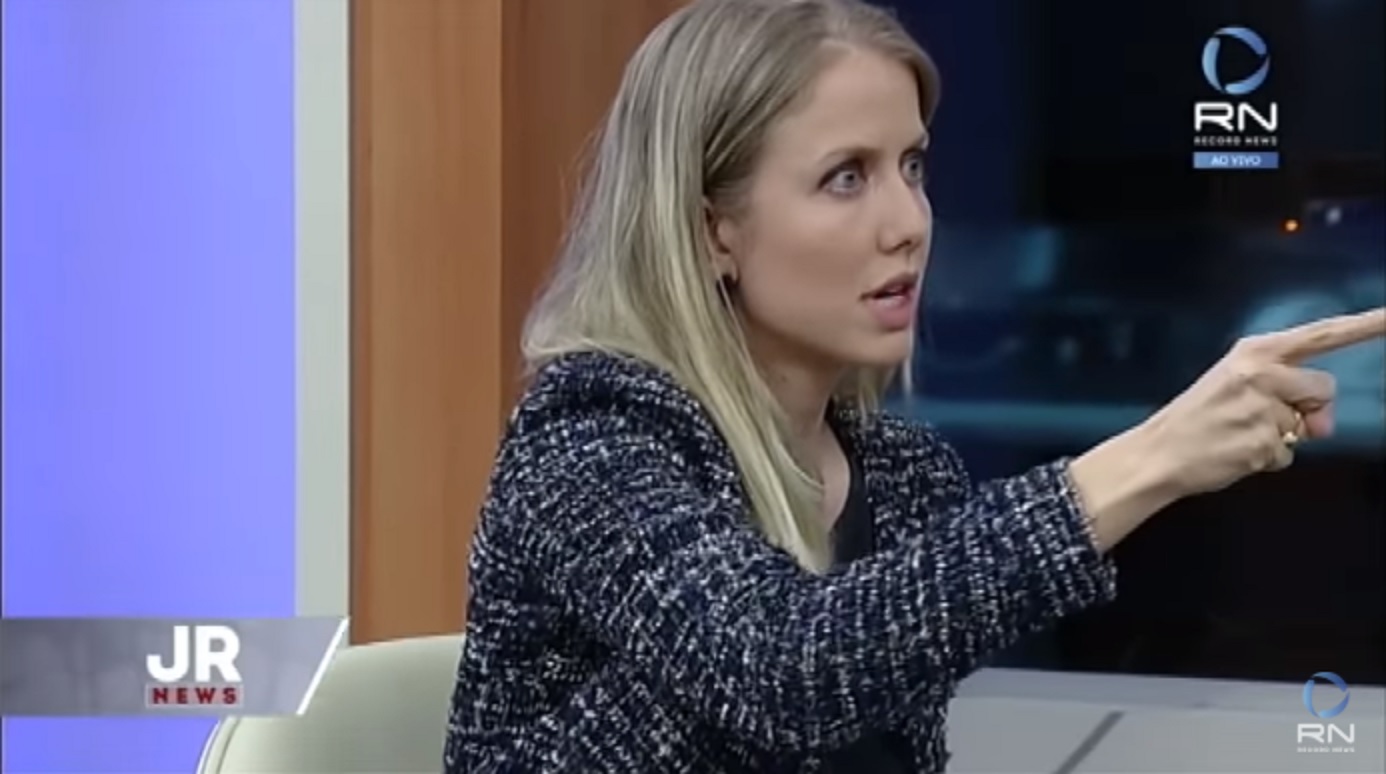 Gabriela Prioli durante participação no JR News, na Record News, em 2017
