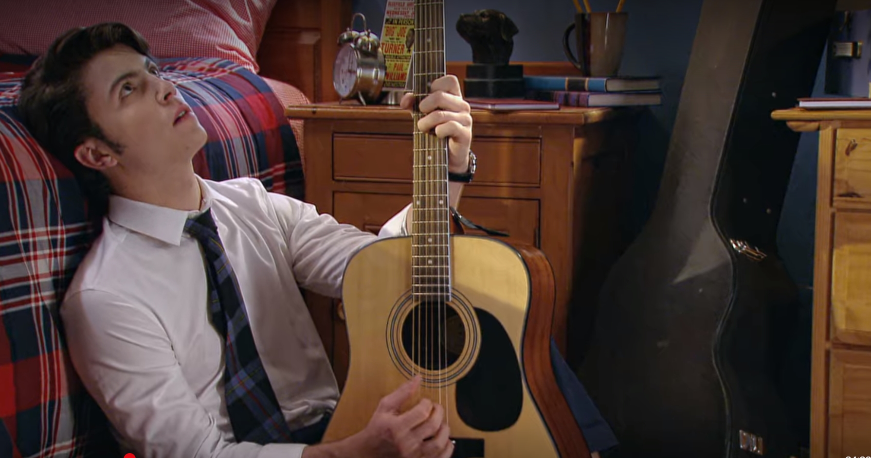 Jay Jay sofre de saudades (Reprodução: Netflix)