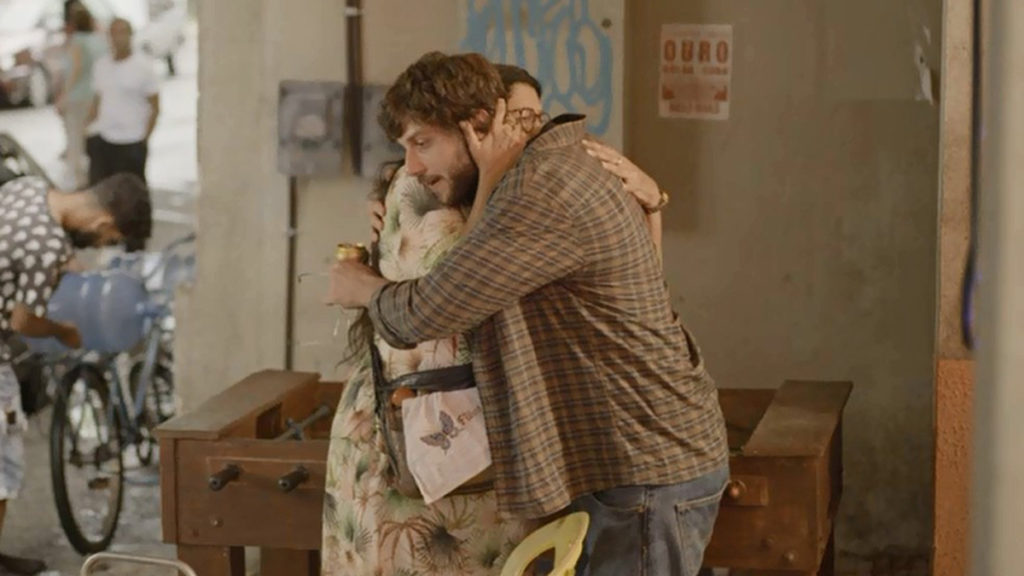 Lurdes (Regina Casé) e Danilo (Chay Suede) em Amor de Mãe