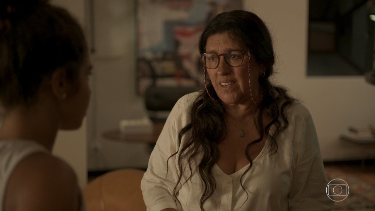 Lurdes (Regina Casé) e Verena (Maria) em Amor de Mãe