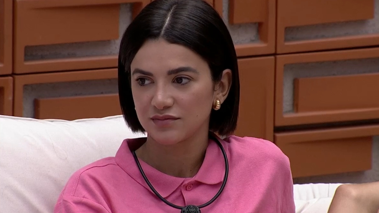 Manu Gavassi na área externa do BBB20