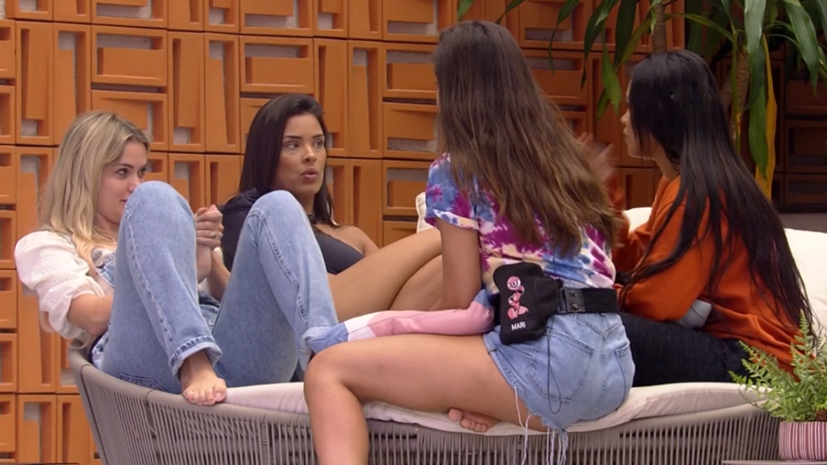 Marcela, Ivy, Mari e Flayslane na área externa do BBB20